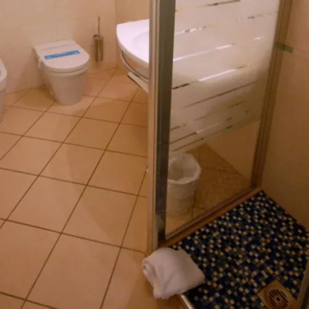Charming Flat Near The דירה